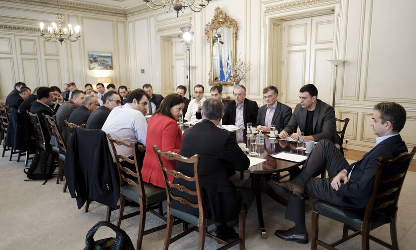 PM Mitsotakis chairs meeting on coronavirus