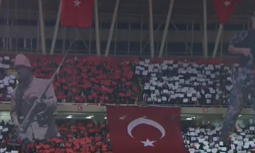 «Πλύση εγκεφάλου» από το καθεστώς Ερντογάν: Κορεό με Τούρκους στρατιώτες στο γήπεδο της Σίβασπορ