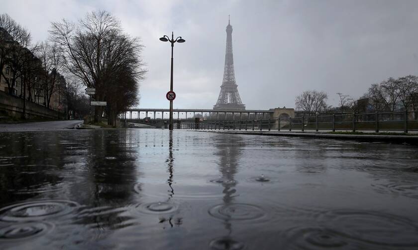 Συναγερμός στο Παρίσι: «Φούσκωσε» ο Σηκουάνας - Παρασύρθηκαν δέντρα και παγκάκια (pics+vid)