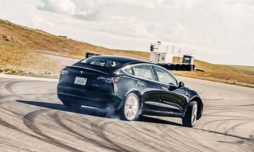 Η Tesla προσφέρει πλέον και ένα κιτ πίστας για το Model 3