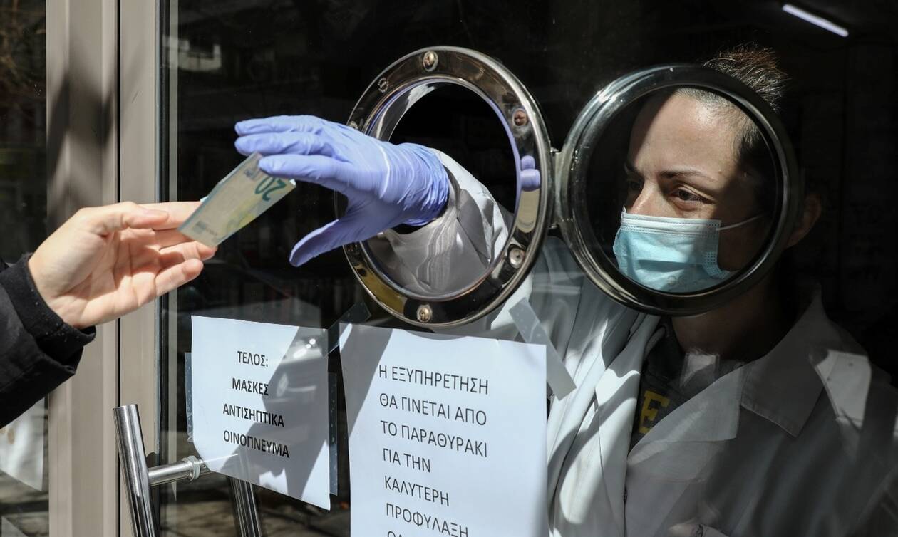 Κορονοϊός: Μείωση του ΦΠΑ σε μάσκες, γάντια και αντισηπτικά ζητούν οι φαρμακοποιοί 