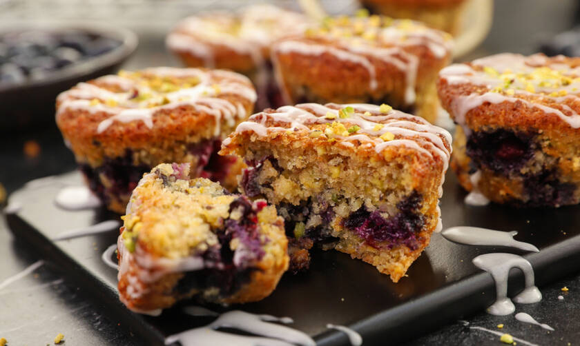 Η συνταγή της ημέρας: Ατομικά κεκάκια με blueberries και φιστίκια