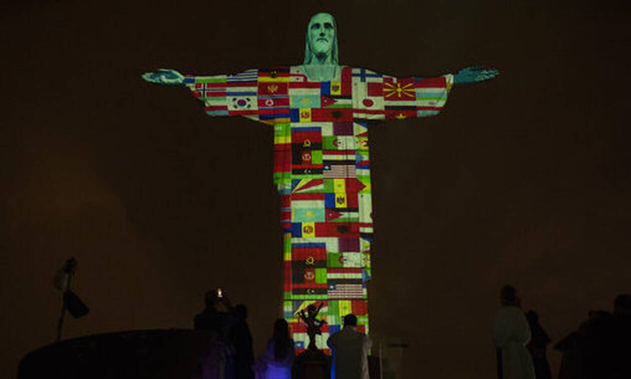 Κορονοϊός: Το άγαλμα του Χριστού στο Ρίο φωτίζεται με τις σημαίες των χωρών που τις «χτύπησε» ο ιός