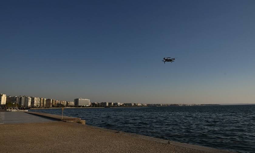 Κορονοϊός - Θεσσαλονίκη: Drone πετάει πάνω από την παραλία και καλεί τους πολίτες να μείνουν σπίτι