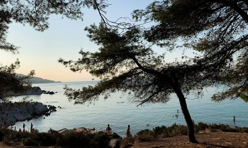 Κορονοϊός: Αψήφησαν τα μέτρα - Βγήκαν για μπάνιο και βόλτες στις παραλίες της Χαλκιδικής