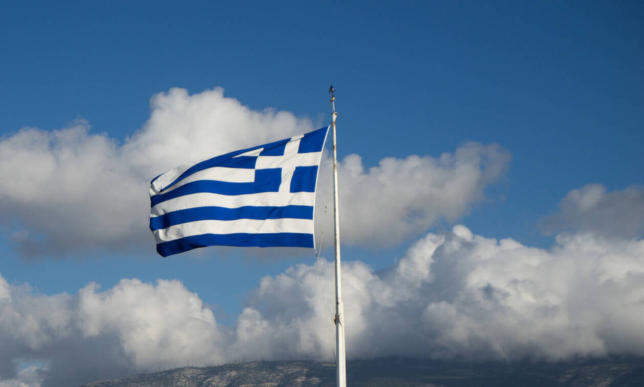 Σημαία ηλικίας άνω των 100 χρόνων κυματίζει σε μπαλκόνι της Θεσσαλονίκης