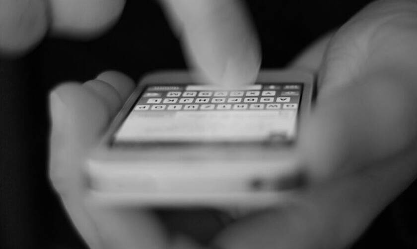 Κορονοϊός: Απίστευτο - Έστειλε SMS το «6» στο 13033 και δεν φαντάζεστε πού κατέληξε
