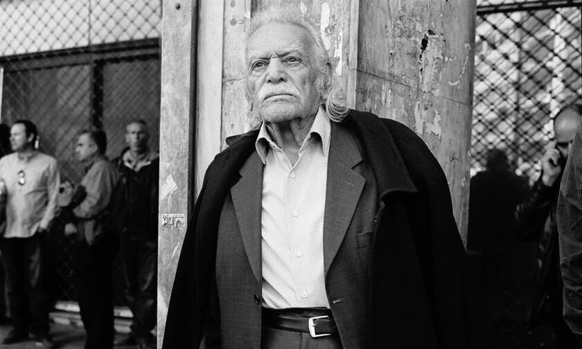 Μανώλης Γλέζος: Η συγκλονιστική στιγμή που ξυλοκοπείται από τα ΜΑΤ σε ηλικία 90 ετών 