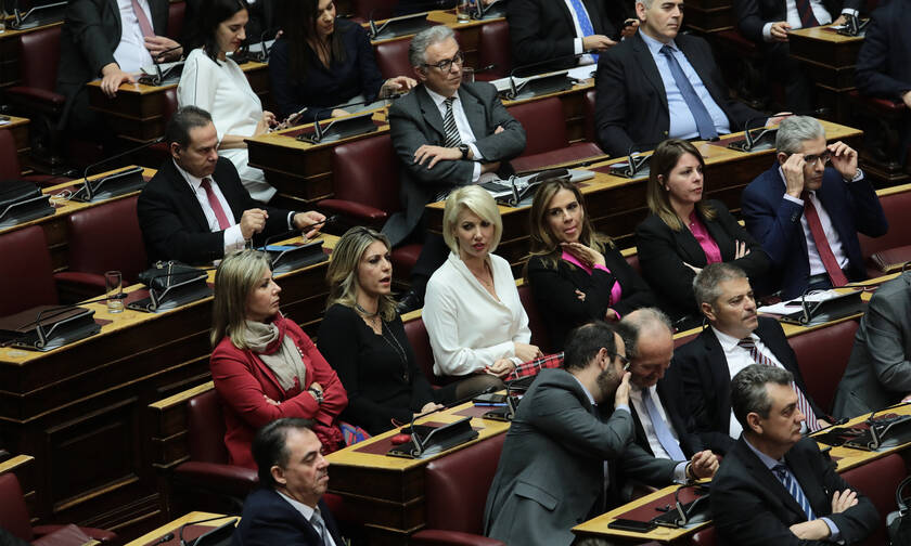 Κορονοϊός: Το SMS που έλαβαν βουλευτές και υπουργοί της ΝΔ για να προσφέρουν το 50% του μισθού τους