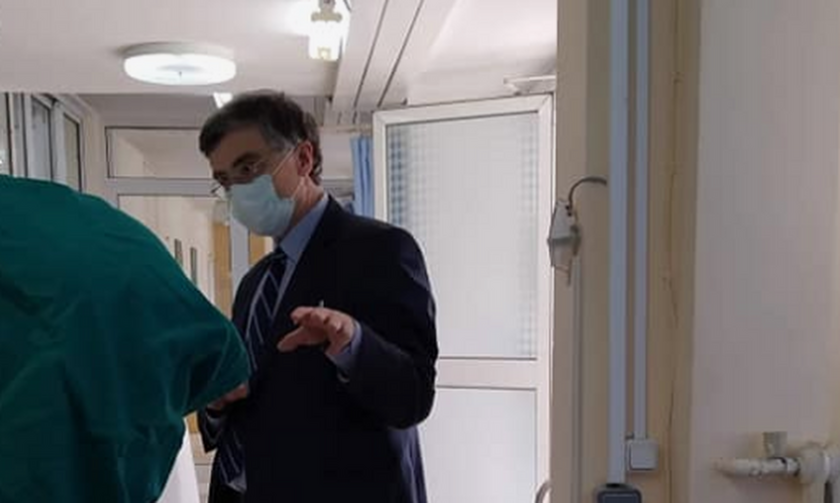 Κορονοϊός: Ο Τσιόδρας στο πλευρό γιατρών και νοσηλευτών - Επίσκεψη στο νοσοκομείο «Αγία Βαρβάρα» 