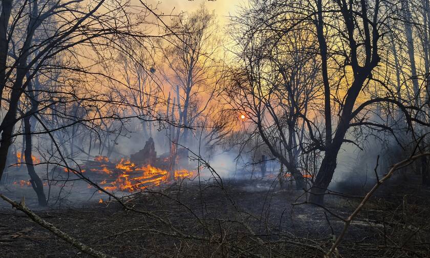 Τρόμος στο Τσερνόμπιλ: Μεγάλη φωτιά καίει την περιοχή – Αύξηση ραδιενέργειας αναφέρουν οι Αρχές 