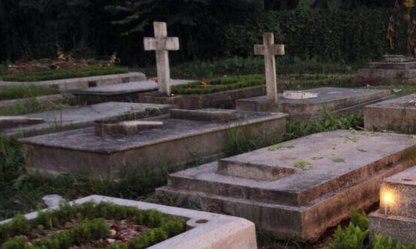 Χαμός σε νεκροταφείο της Λαμίας: Δείτε τι αντίκρισαν στα μνήματα