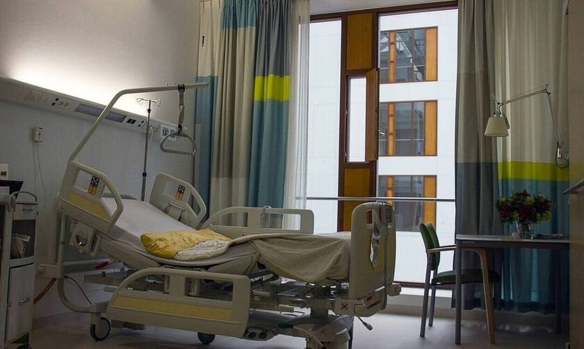 Κορονοϊός: Συγκλονιστική φωτογραφία - Η στιγμή της αποσωλήνωσης ασθενή στο Ασκληπιείο Βούλας