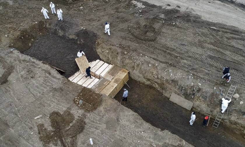 Κορονοϊός τις ΗΠΑ: 1.783 θάνατοι σε 24 ώρες - Σοκαριστικό βίντεο με ομαδικό τάφο στη Νέα Υόρκη