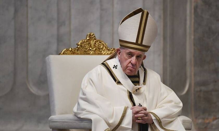 Πάσχα των Καθολικών: Συγκλονιστικές εικόνες - Ο Πάπας προσεύχεται σε άδειο ναό