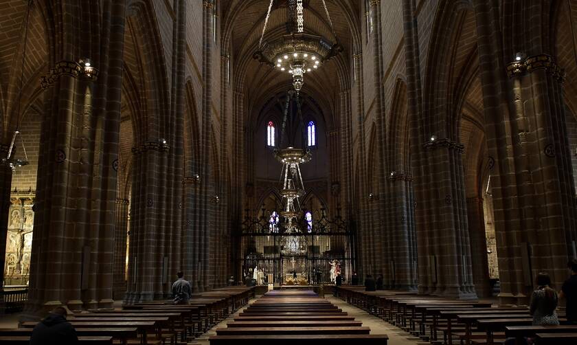Κορονοϊός: Το... «ήσυχο» Πάσχα των Καθολικών - Άδειες εκκλησίες και έρημες πλατείες (pics)