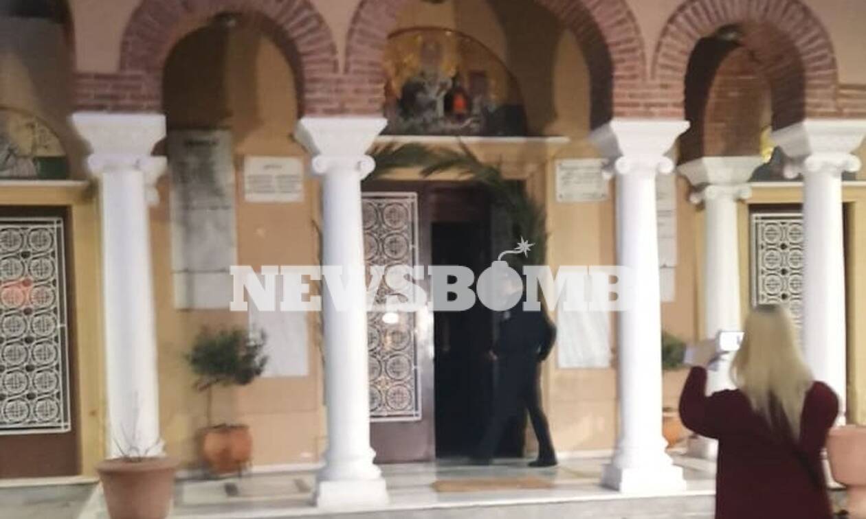 Κορονοϊός: Η Αστυνομία αναζητά τον ιερά που κοινώνησε πιστούς από την πίσω πόρτα στο Κουκάκι