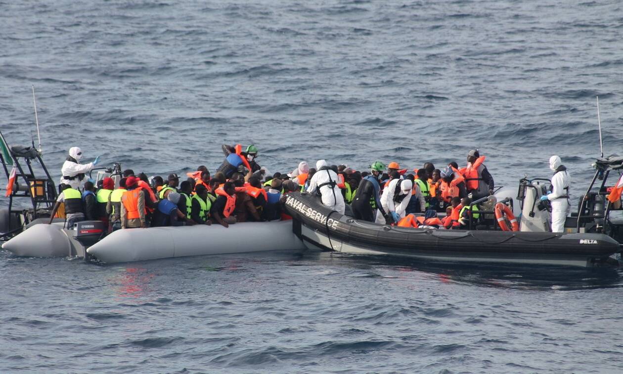 Θρίλερ με πλοιάριο γεμάτο μετανάστες - Αγωνία για 250 ανθρώπους  