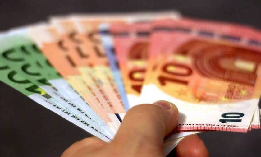Μπαράζ πληρωμών: Στους λογιαριασμούς τα 800 ευρώ - Πότε θα μπουν οι συνταξεις Μαΐου