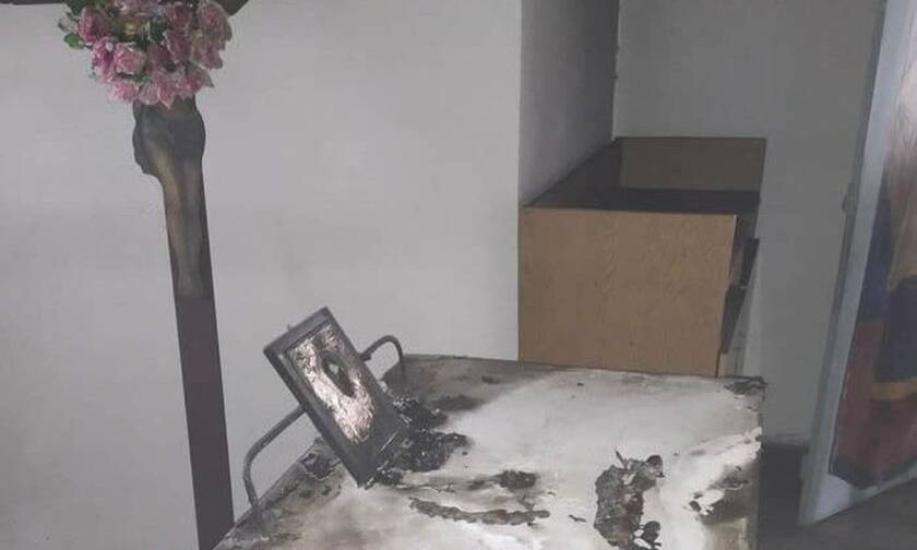 Θρίλερ στη Λαμία: Ιερόσυλοι έκαψαν εκκλησάκι - Εικόνες θλίψης
