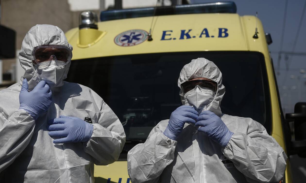 Κορονοϊός: Καρέ-καρέ η μάχη του ΕΚΑΒ με τον φονικό ιό - Οι ήρωες πίσω από τις στολές και τις μάσκες