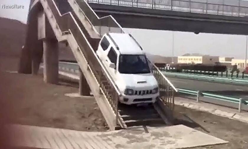 Έχασες τη έξοδο στην εθνική; Αν έχεις Suzuki Jimny κάνεις αναστροφή σε πεζογέφυρα...