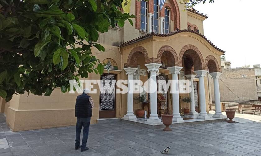 Το Newsbomb.gr στο Κουκάκι: Τι λένε οι ενορίτες για τον ιερέα που κοινώνησε πιστούς (pics&vids)