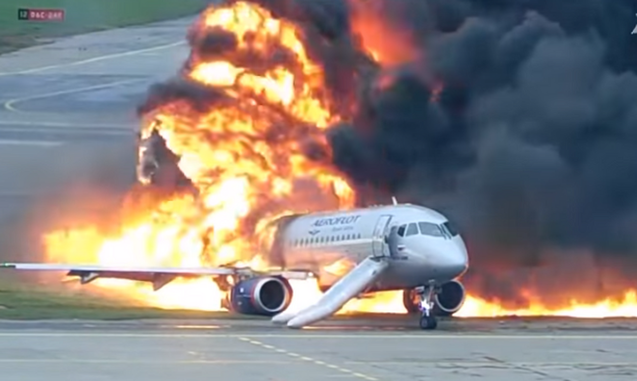 Συγκλονιστικές εικόνες: Φλεγόμενο αεροσκάφος σέρνεται στο διάδρομο προσγείωσης