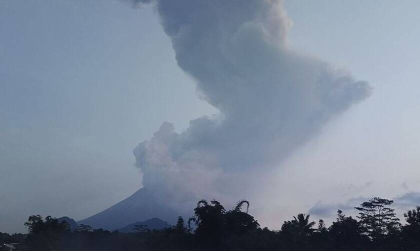 Δέος: «Κατάπιε» την Ινδονησία το ηφαίστειο Κρακατόα - Συγκλονιστικές εικόνες από δορυφόρο
