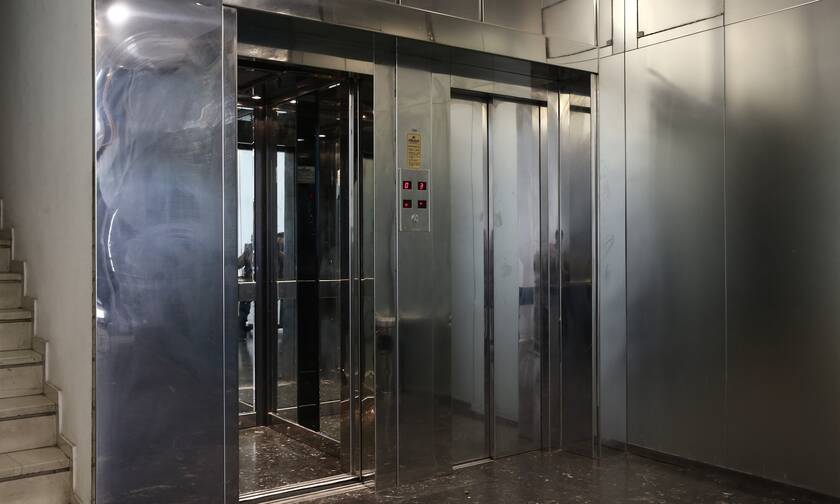 Σοκ στον Βόλο: Νεκρός άνδρας σε ασανσέρ πολυκατοικίας