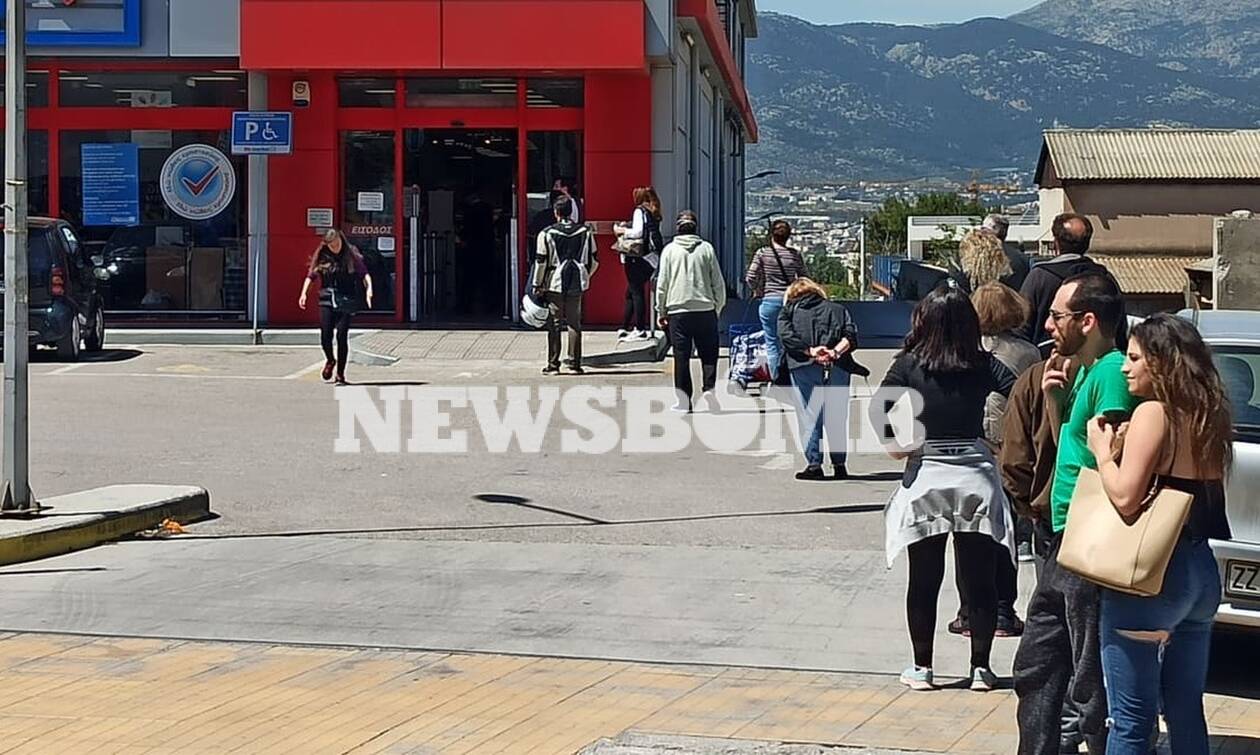 Κορονοϊός - Ρεπορτάζ Newsbomb.gr: Απίστευτες ουρές σε σούπερ μάρκετ και λαϊκές