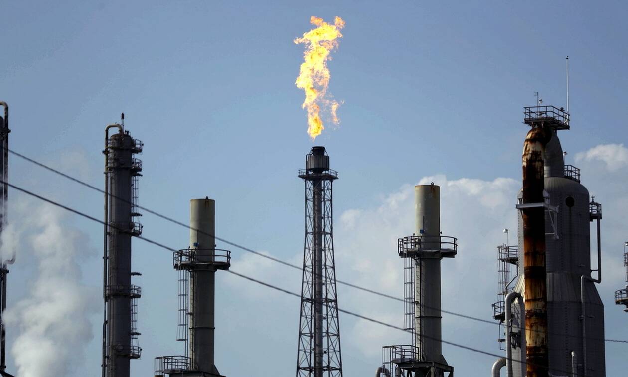 «Βυθίζεται» το πετρέλαιο: Έπεσε κάτω από τα 15 δολάρια το βαρέλι