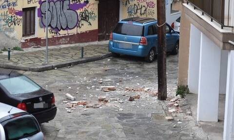 Κοζάνη: Σώθηκαν από θαύμα!  Σοβάδες και τούβλα έπεσαν από μπαλκόνι οικοδομής