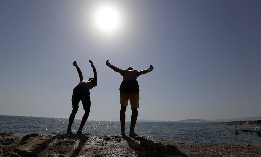 Κορονοϊός: Γιατί το καλοκαίρι αποδυναμώνει τον φονικό ιό - Πώς θα είναι φέτος το μπάνιο στην παραλία