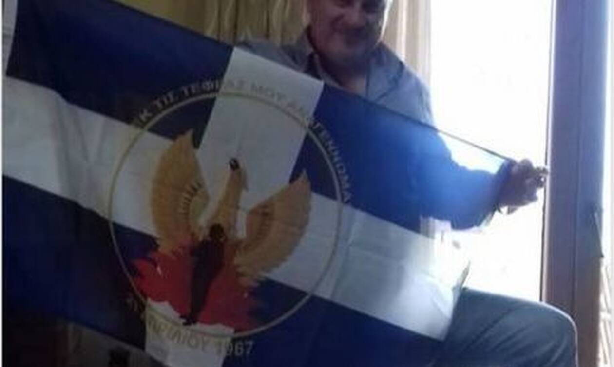 Αυτός είναι ο αντιδήμαρχος της ΝΔ που διεγράφη επειδή ύψωσε την χουντική σημαία 