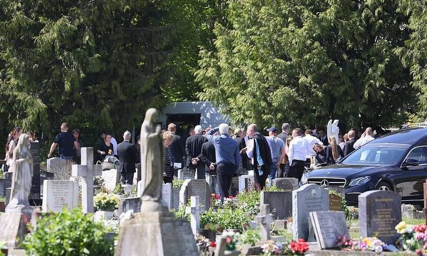 Εικόνες - σοκ σε κηδεία λόγω κορονοϊού - Δείτε τι συνέβη