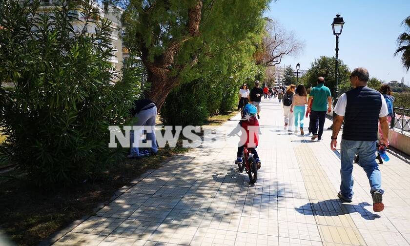 Το Newsbomb.gr στον Φλοίσβο: Βόλτες στον ήλιο την ώρα που ο Μητσοτάκης αποφασίζει για άρση μέτρων