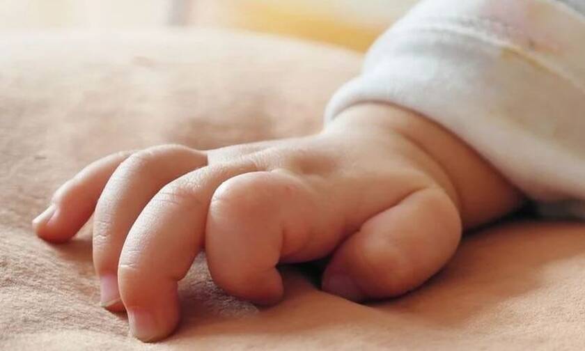 Κορονοϊός: Μωρό έξι μηνών νίκησε τον ιό - Τα χειροκροτήματα και η συγκίνηση των γιατρών (vid)
