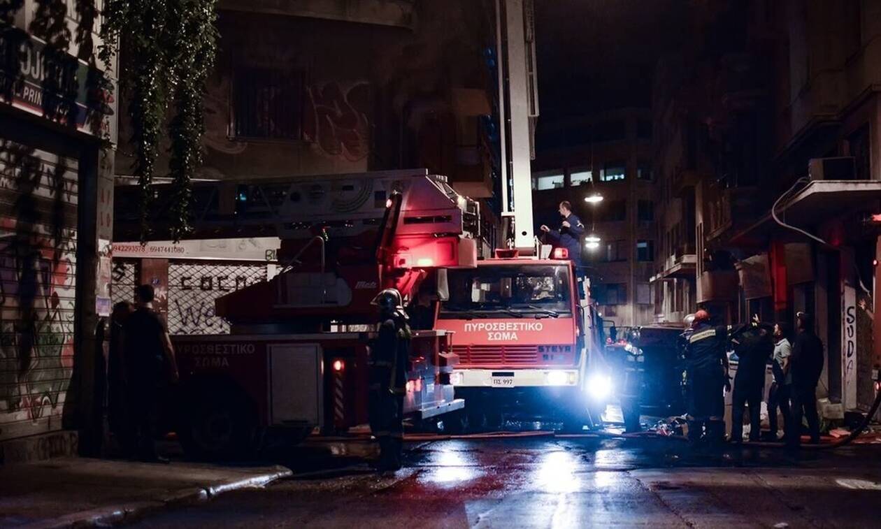 Φωτιά τώρα: Στις φλόγες διαμέρισμα στο Περιστέρι