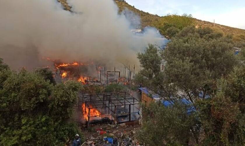 Σάμος: Μεγάλη φωτιά στη δομή προσφύγων - Σκηνές έγιναν στάχτη