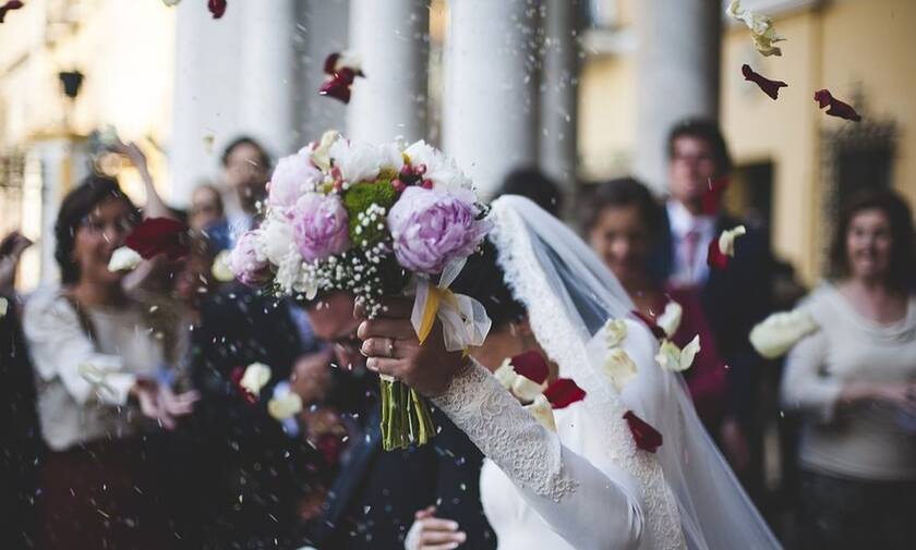 Κορονοϊός-Σέρρες: Έστησαν γαμήλιο γλέντι στη μέση του δρόμου για να «σπάσουν» την καραντίνα