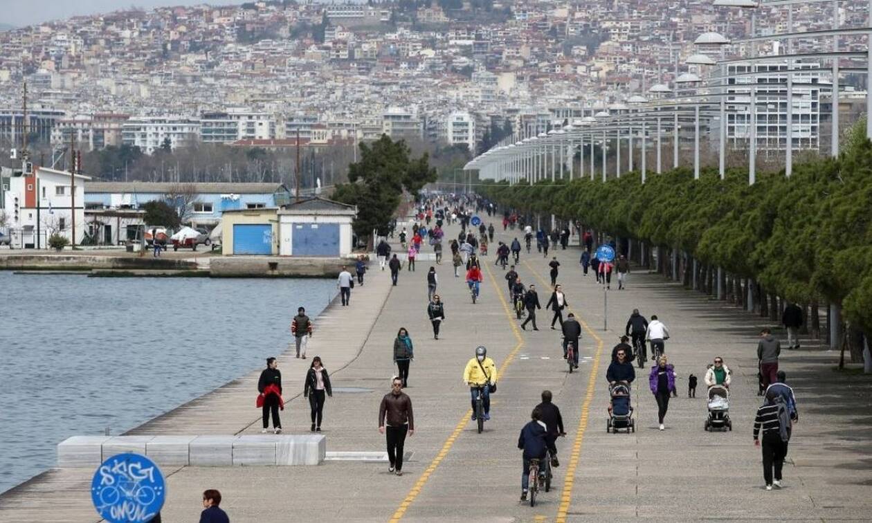 Κορονοϊός - Θεσσαλονίκη: Χαμός και σήμερα στη Νέα Παραλία - Βγήκαν για βόλτα και καφέ