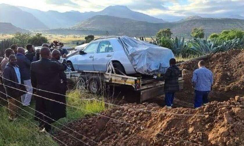 Απίστευτο αλλά αληθινό: Έθαψαν Νοτιοαφρικανό πολιτικό μαζί με τη Mercedes 500 E του…