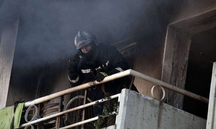 Πειραιάς: Υπό έλεγχο η φωτιά που ξέσπασε σε διαμέρισμα