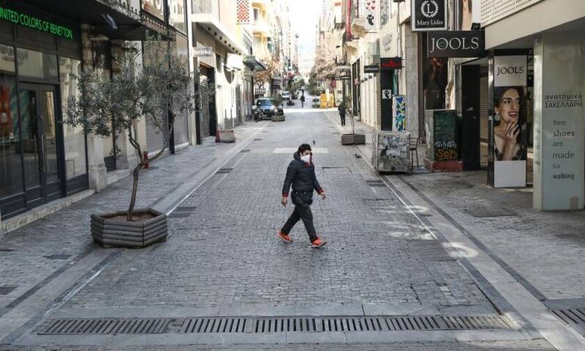 Απίστευτο: Δείτε πώς στόλισε τη βιτρίνα κατάστημα στο κέντρο της Αθήνας