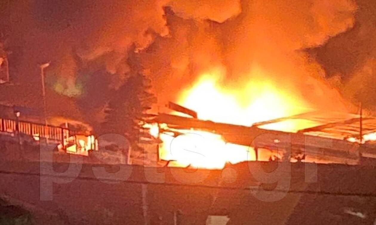 Φωτιά τώρα: Στις φλόγες ταβέρνα στο Μικρολίμανο Πειραιά
