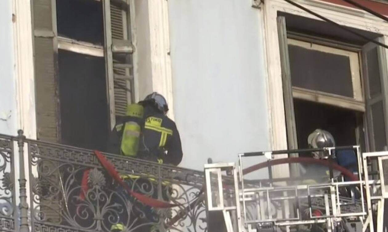Μεγάλη φωτιά σε κτήριο στο κέντρο της Αθήνας - Απεγκλωβίστηκαν δύο άτομα