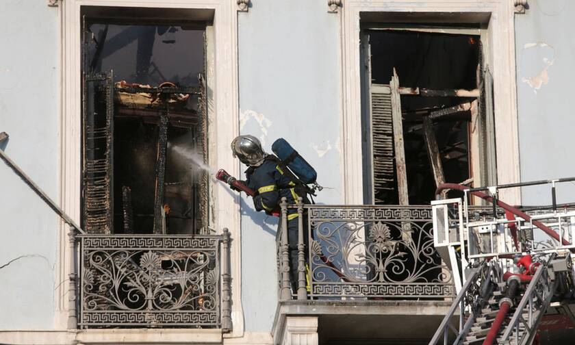 Υπό έλεγχο η φωτιά στο κέντρο της Αθήνας (pics&vid)