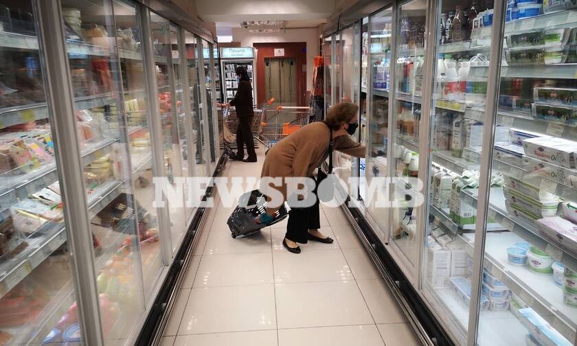 Ρεπορτάζ Newsbomb.gr: Πολύ προσεκτικοί οι πολίτες - Με μάσκες ψωνίζουν στα σούπερ μάρκετ  