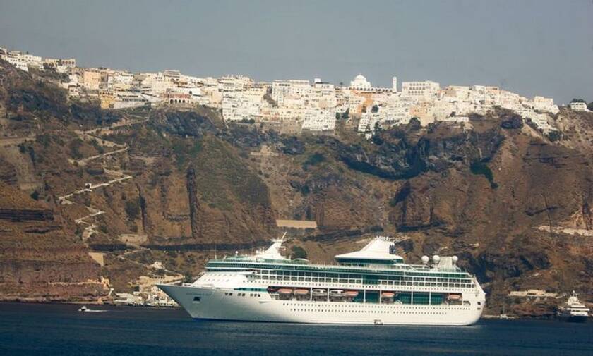 Σαντορίνη: Πρόσκρουση πλοίου με 17 επιβάτες στο λιμάνι